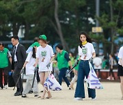 김건희 여사, 강릉 경포해변 환경정화 활동…시장도 방문