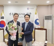 박민식, '국가보훈부 승격 법안 발의' 김학용 의원에게 감사패 수여