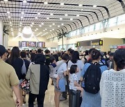 짙은 안개 낀 제주공항…항공기 무더기 결항‧회항