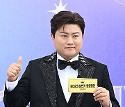 김호중, 2023 상반기 왕중왕전 티켓 들고 [포토엔HD]