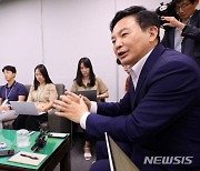 출입기자 질문에 답변하는 원희룡 장관