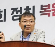 강연하는 대안연대 대표