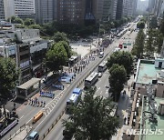 행진하는 서비스연맹 조합원들