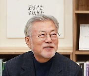 문재인, 尹 정부 겨냥 "아직 냉전 사고에서 헤어나지 못한 사람들 많아"