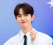 [T포토] 김재환 '트로피와 함께 하트'