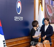 국무회의장에서 설명듣는 장미란 문체부 2차관