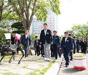 김장호 구미시장, 로봇과 동행 2년차 첫 출근