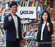 창립 24주년 전시 찾은 최세라 대표와 김석환 부회장