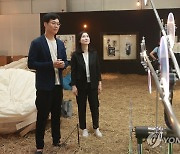 작품 살펴보는 최세라 대표와 김석환 부회장