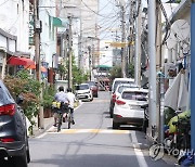 뜨거운 햇볕 내리쬐는 쪽방촌 골목