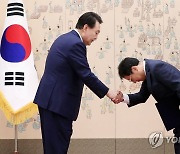 이성희 고용노동부 차관과 악수하는 윤 대통령