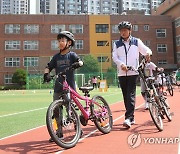 조희연 서울시교육감, '초등 찾아가는 자전거타기 안전교실' 참여