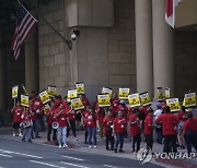 美 서부 호텔서 파업 시위 벌이는 호텔 종사자들