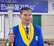 LA올림픽 복싱 금메달·월계관·가운, 전북체육회 품에 안겼다