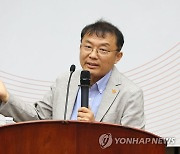 국민의힘 의원 대상으로 강연하는 민경우 대안연대 공동대표