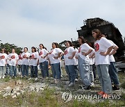 강릉 산불 피해지에서 공연하는 우크라이나 합창단