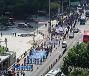 서비스연맹 서울지방고용노동청으로 행진