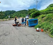 오르막길 오르던 경운기 뒤집혀…노부부 숨지고 2명 다쳐(종합)