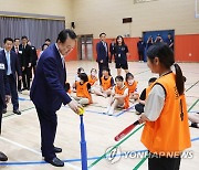 티볼 공 올려주는 윤석열 대통령