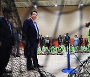 '늘봄학교' 간이야구 프로그램 참관하는 윤석열 대통령