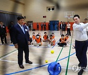 '늘봄학교' 간이야구 프로그램 체험해보는 윤석열 대통령