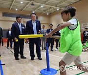 '늘봄학교' 간이야구 프로그램 참관하는 윤석열 대통령