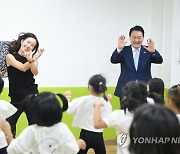 방송댄스 프로그램 참관하는 윤석열 대통령