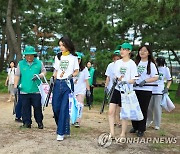 경포해수욕장 해변정화 활동하는 김건희 여사