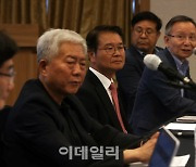 [포토] 노사공포럼  참석한 이정식 장관