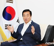 최진봉 부산 중구청장 "분수 광장을 랜드마크로…건물 높이 제한 더 완화"