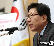 민선8기 출범 1주년 기자설명회 하는 박형준 부산시장