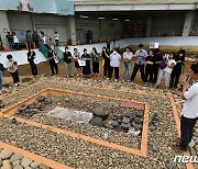 경주 쪽샘 발굴현장에서 고분축조과정 설명하는 연구원