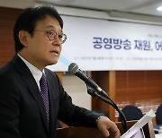 인사말 하는 이준웅 학회장