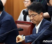 법정처리 시한 넘긴 최저임금위원회, 시계 보는 박준식 위원장