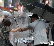 전국 장마 '우산 하나 주세요'