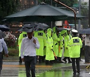 그늘나누리에서 비 피하는 경찰