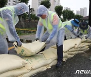 모래주머니로 제방 쌓는 직원들