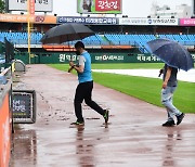 [포토] 젖은 그라운드 살피는 한용덕 경기감독관