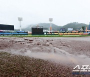 '붉은 뻘밭'으로 변한 한화 이글스 파크- 독수리들은 연이틀 휴식모드 [대전현장]