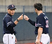 [포토] 이승엽 감독 '김재환 홈런 좋았어'