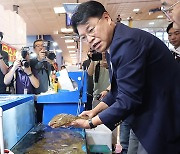 수산시장 간 장제원 "IAEA보고서 설명자리 마련할 것"