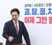 "똥 먹겠다"는 야당이나, 수조물 들이킨 여당이나…엽기 정치 [현장에서]