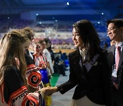 김건희 여사, 강릉 세계합창대회 개막 축하…우크라 합창단 격려도