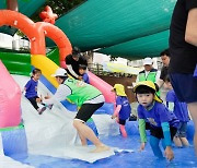 서울 도심 곳곳이 무료 물놀이장..워터슬라이드·분수 속속 선보여