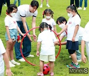 [머니S포토] 쏘니 손흥민, 아이들과 함께한 인기만점 축구교실