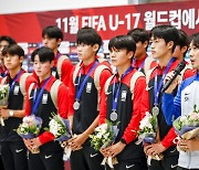 U-17 아시안컵 준우승 변성환호…밝은 표정으로 귀국