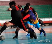 공 다툼하는 시각장애인 축구 선수들