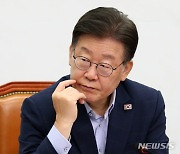 생각 잠긴 이재명 대표