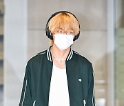 BTS 뷔,'헝클어진 머릿결 사이 매력적인 눈빛' [사진]