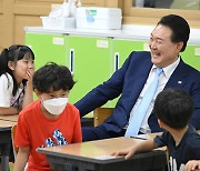 '늘봄학교' 찾은 윤 대통령 "교육 다양성 추구…학교교육 정상화"